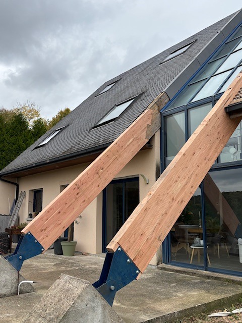 Structure en bois pour extension de maison – charpente extérieure réalisée sur mesure en Normandie