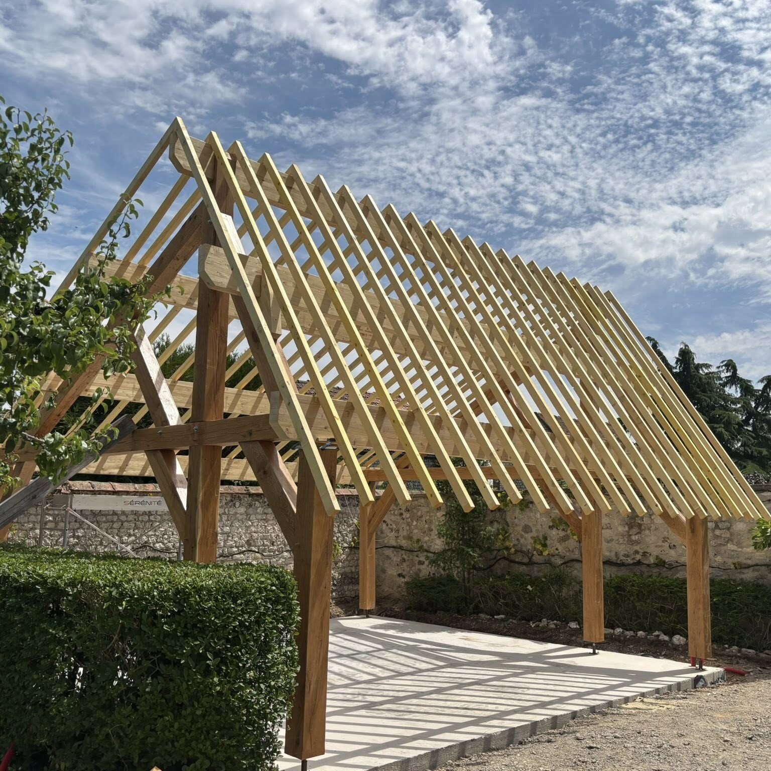 Charpente bois sur mesure réalisée en Normandie – structure traditionnelle en chêne pour auvent ou abri extérieur
