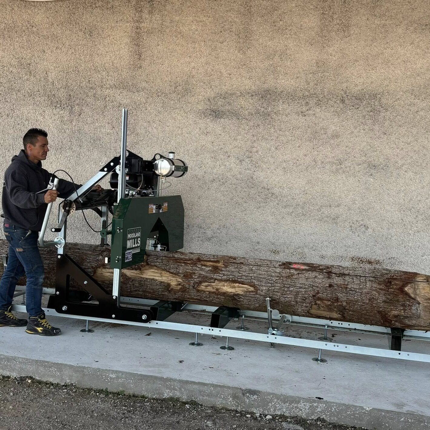 David en train de découper un tronc brut avec une scierie mobile – découpe de bois sur mesure en Normandie