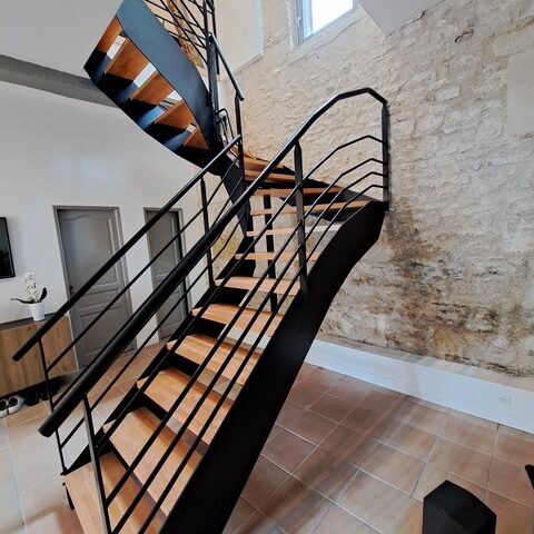 Escalier en bois et métal sur mesure – réalisation artisanale dans une maison en Normandie