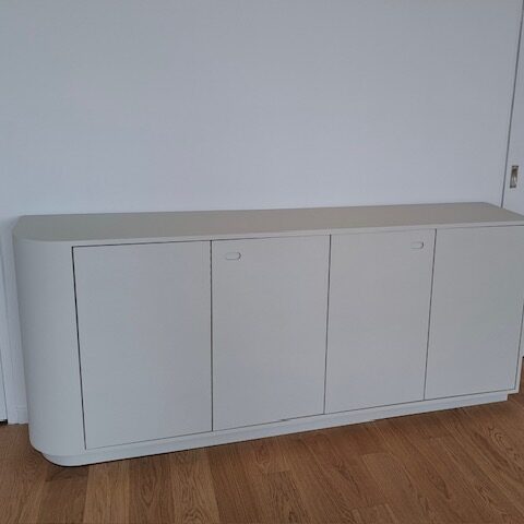 Meuble de rangement blanc sur mesure – menuiserie intérieure réalisée en atelier