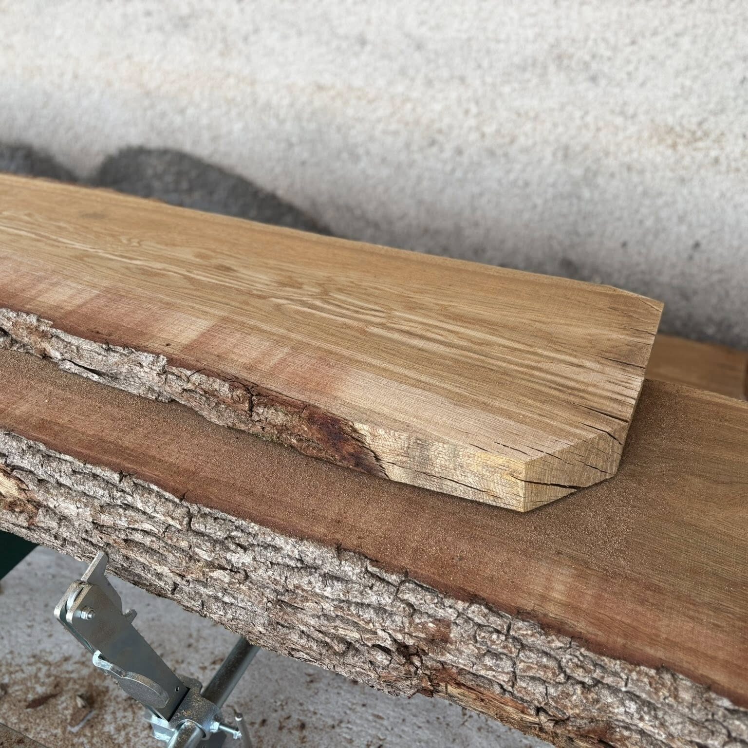 Planche de bois massif fraîchement découpée, avec écorce – découpe artisanale sur mesure