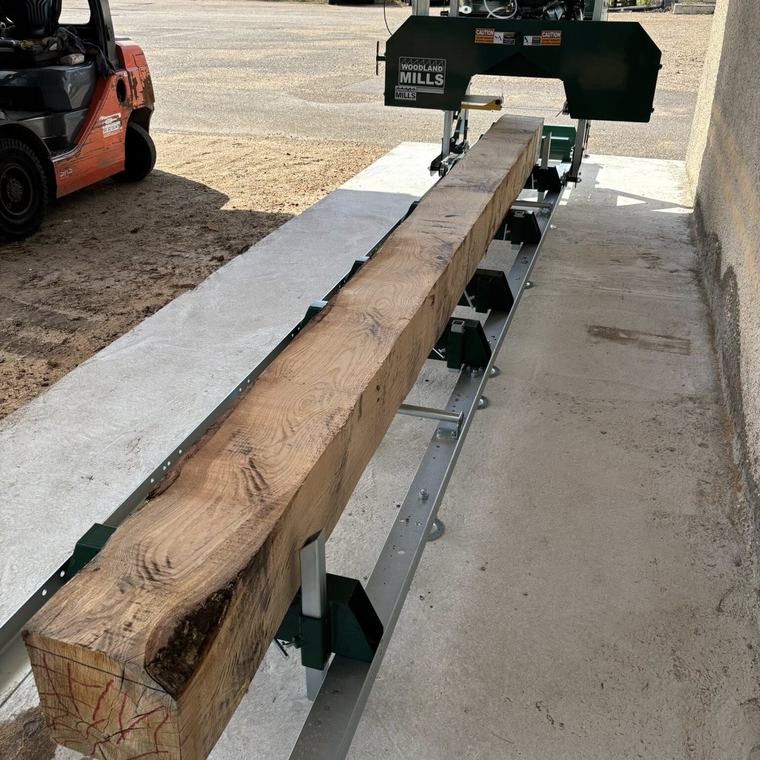 Poutre en bois massif découpée avec scierie mobile – fabrication artisanale de charpente en Normandie